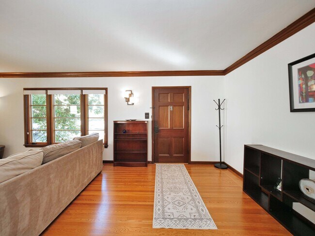 Photo - 1718 Le Roy Ave