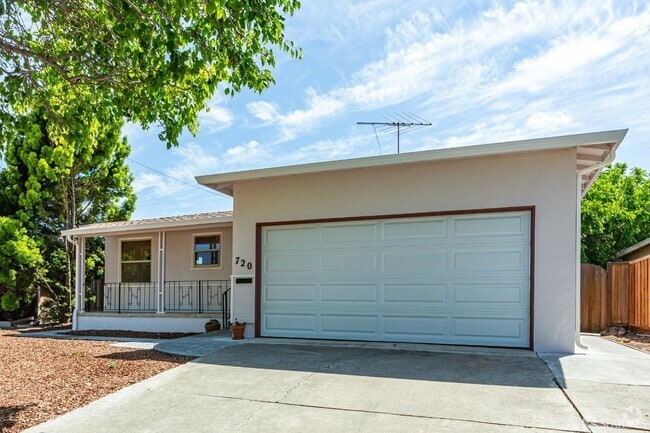 Building Photo - 720 Santa Paula Ave Rental