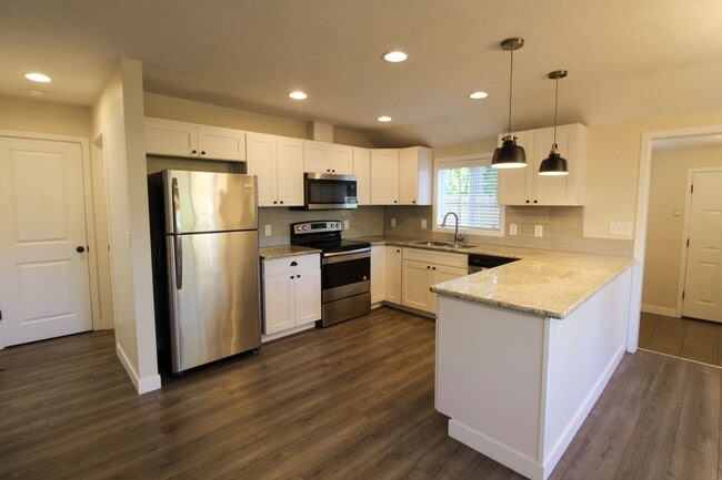 Photo - 860 Boxwood Ln SE