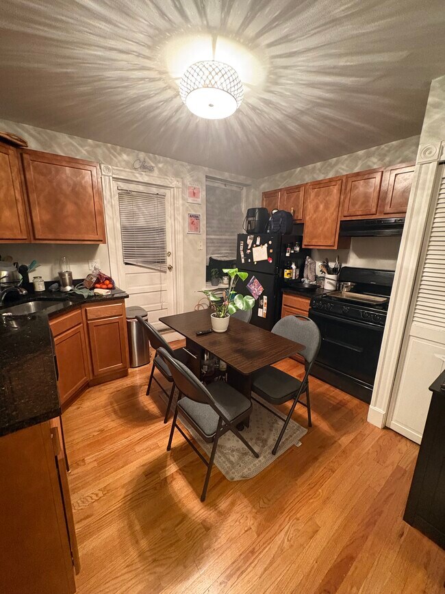 Building Photo - 220 Hanover St Unit 7