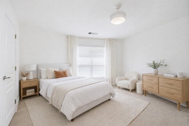 Building Photo - 711 W 32nd St Unit 155