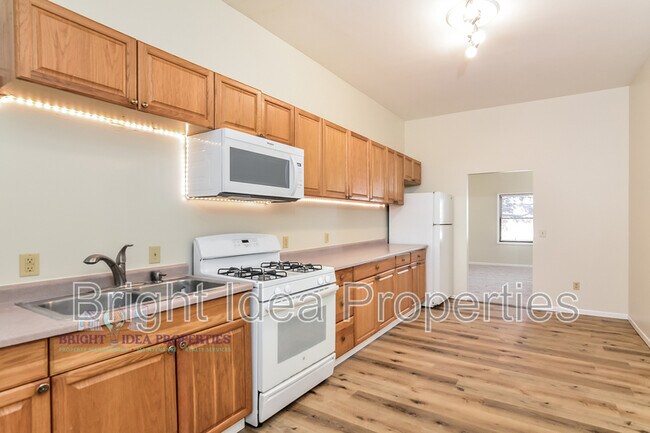 Photo - 863 Clark St N