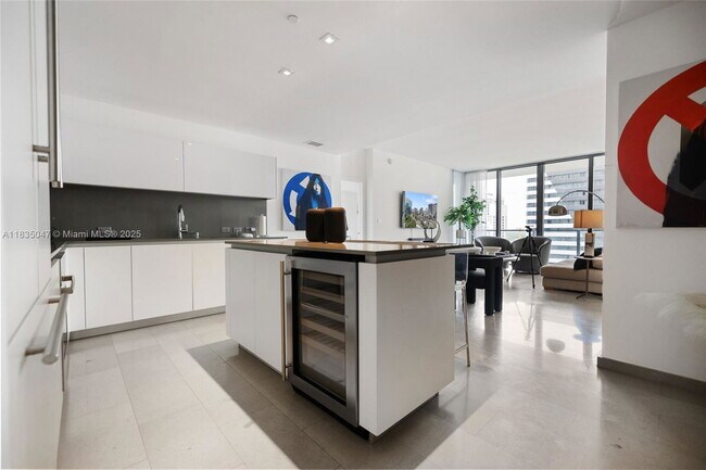 Photo - 88 SW 7th St Unidad 1010