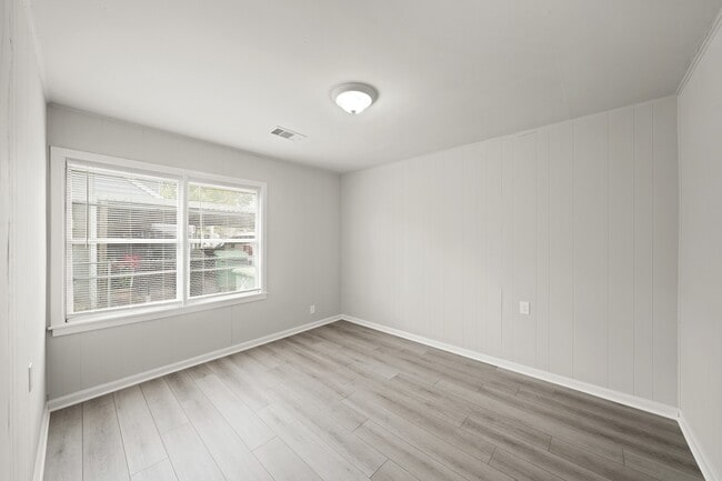 Photo - 2253 Collier St