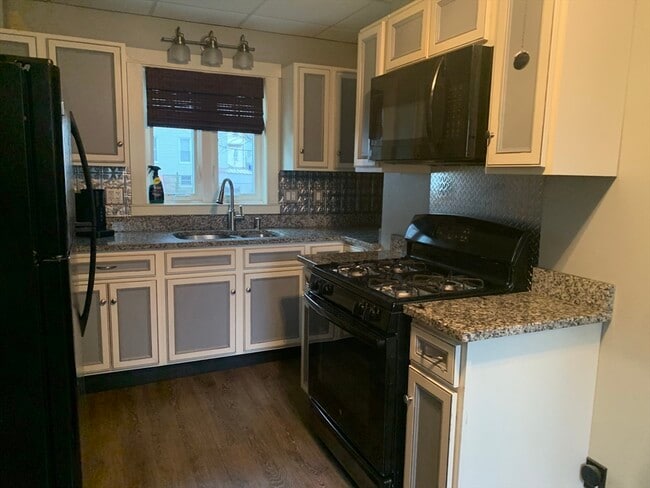 Building Photo - 293 Linden St Unit 1 Rear