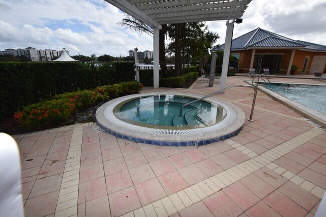 Photo - 375 Emerson Plz