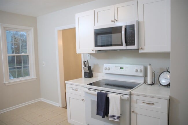 Photo - 2516 Derwent Dr SW