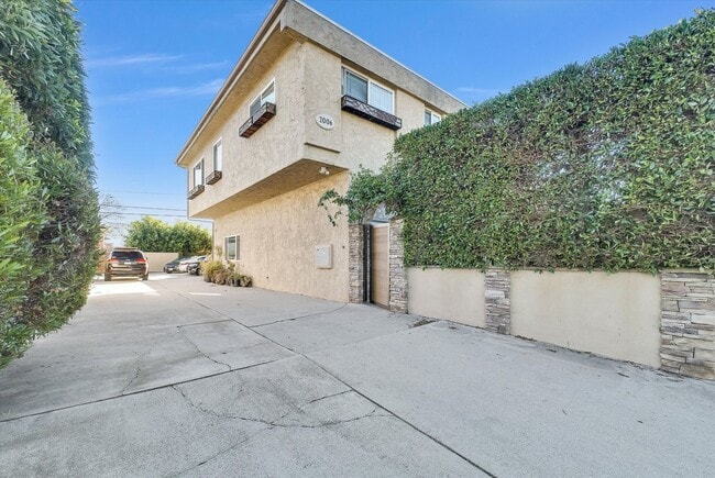 Building Photo - 2006 Manhattan Beach Blvd Unit A