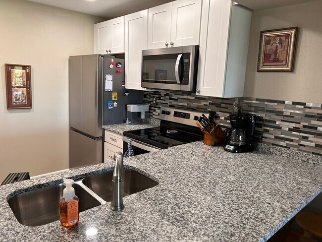 Photo - 2727 N Wickham Rd Unidad 1