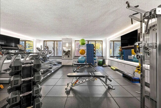 Photo - 245 E 44th St Unidad 26A