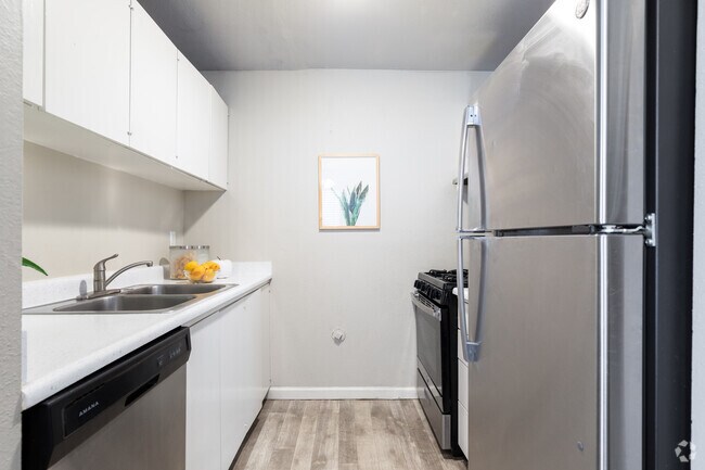 2BR, 1BA - 950SF