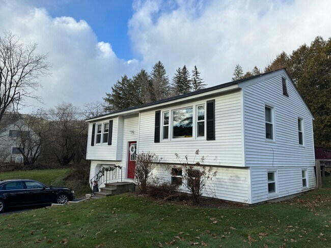 Photo - Charming 2 Bed, 1.5 Bath Raised Ranch (CUR...