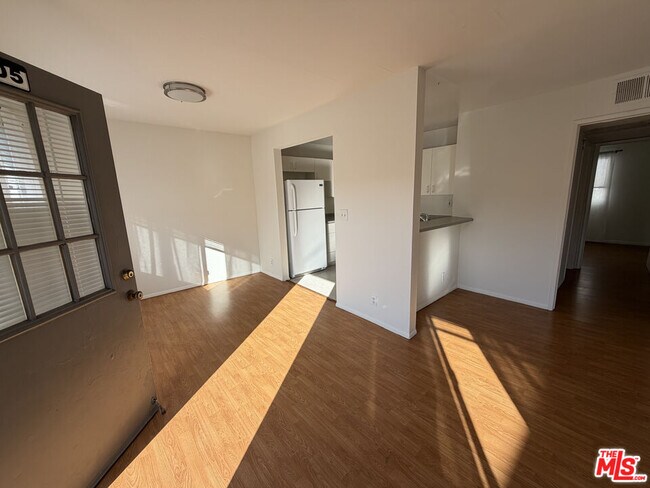 Photo - 326 S Manhattan Pl Unidad 205