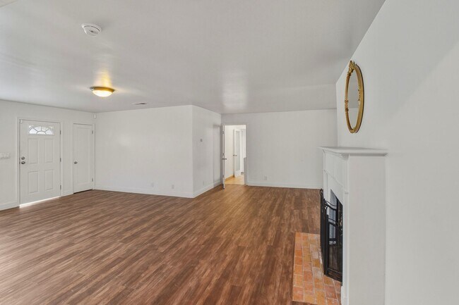 Photo - 2148 Irvin Wy