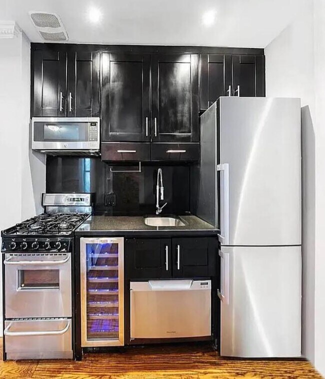 Photo - 345 W 53rd St Unidad 2