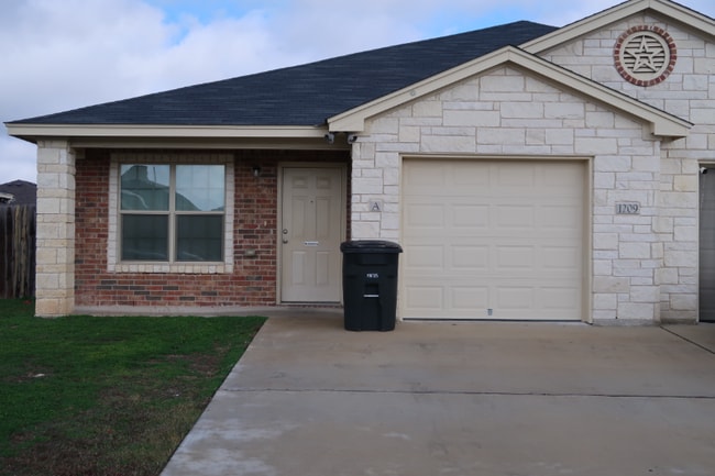 Photo - 1209 Vanguard Ln
