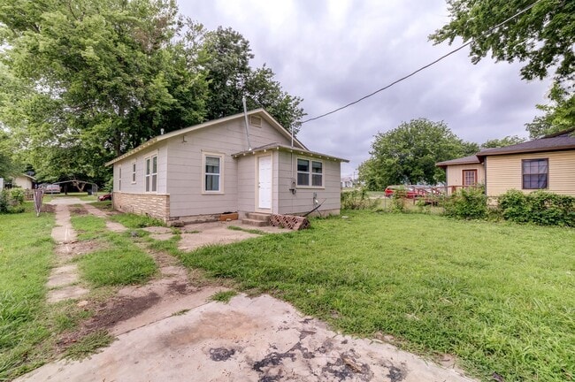 Building Photo - 1733 E Marshall St