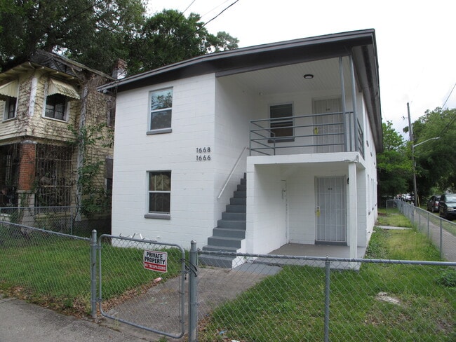 Building Photo - 1666 N Myrtle Ave Unit 1