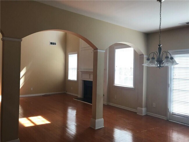 Photo - 729 Castlebottom Dr SE