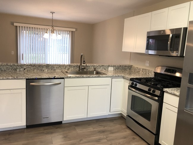 Kitchen - 2142 Orchard Ln