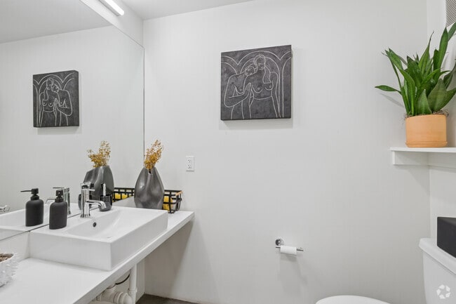 1BR, 1BA - 455SF - Bathroom