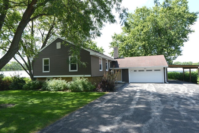 Building Photo - 1070 Center Dr