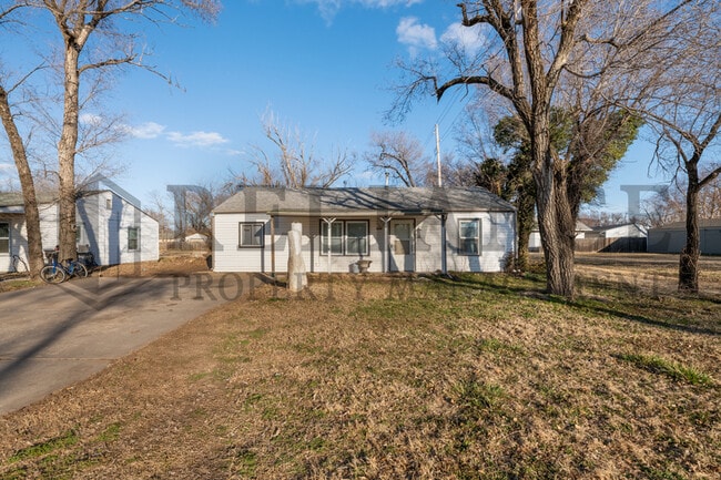 Building Photo - 110 N Doris St