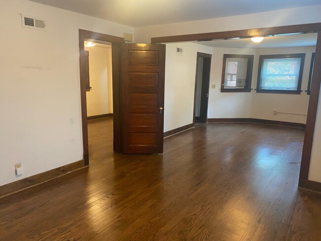 sala de estar con entrada al dormitorio - 4246 N Keeler Ave Unidad Apt B