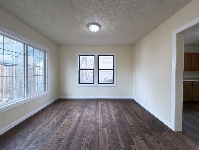 Photo - 960 Clark St