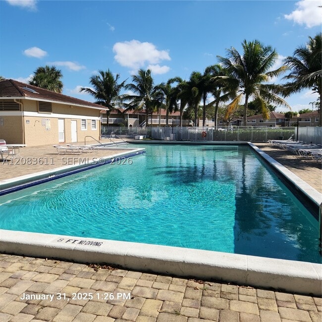 Building Photo - 10004 Twin Lakes Dr Unit 36-F