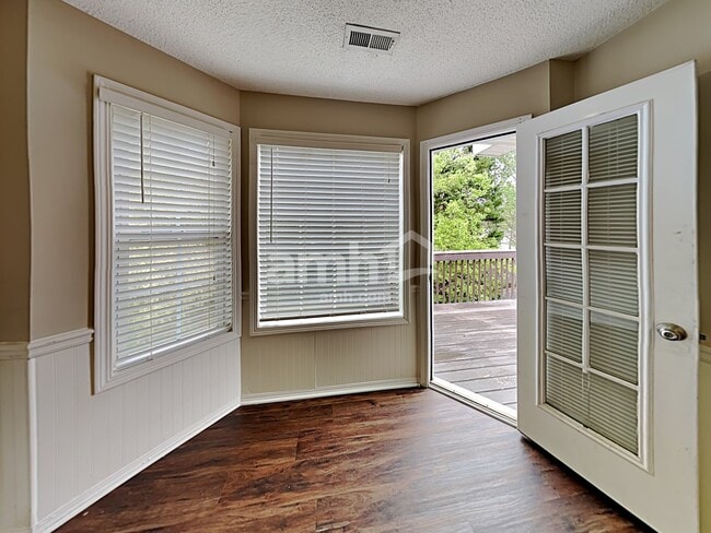 Photo - 611 Waterford Ln