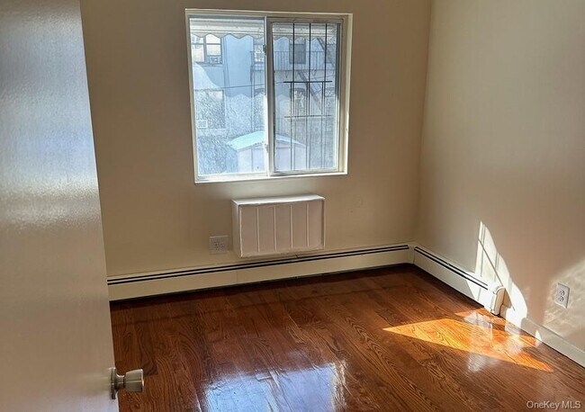 Photo - 858 E 175th St