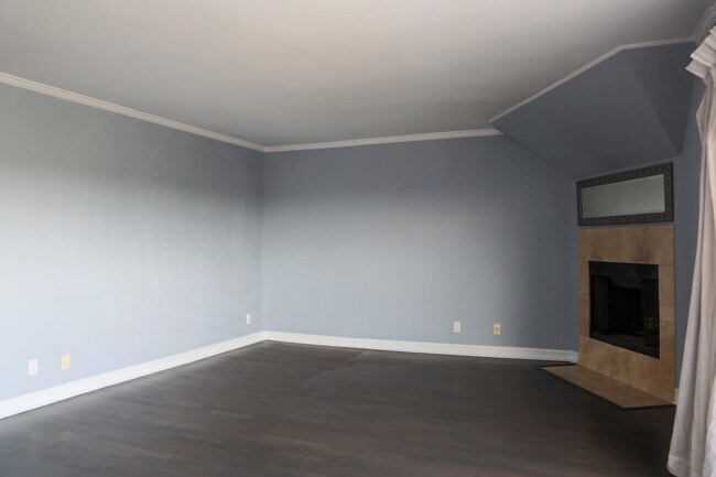 Living Room - 282 Redondo Ave Unidad 408