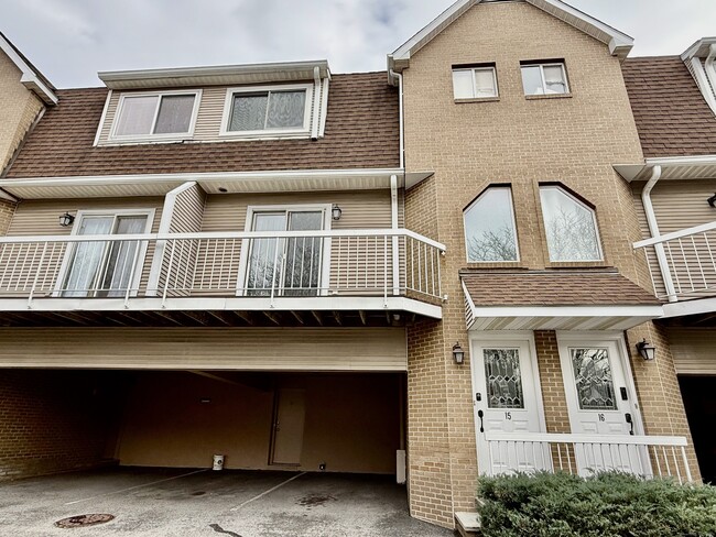 Building Photo - 1900 Summer St Unit 15