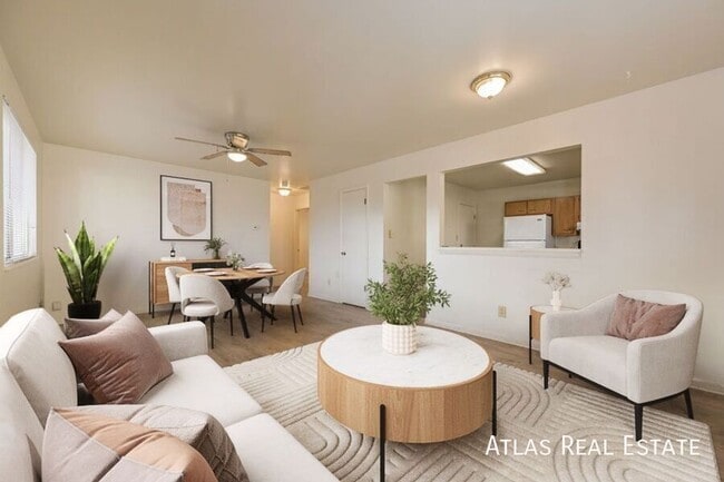 Building Photo - 681 Fraser St Unit B