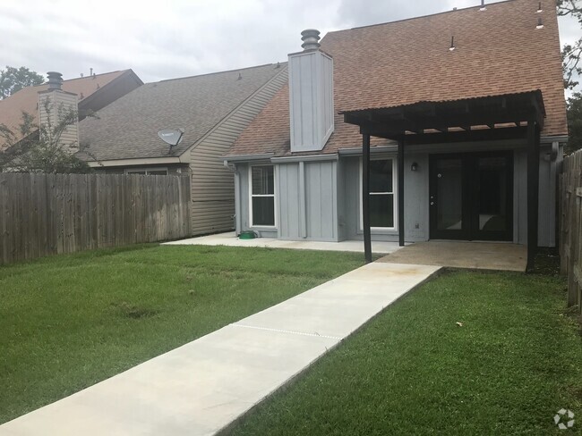 Building Photo - Beautiful renovated two story house