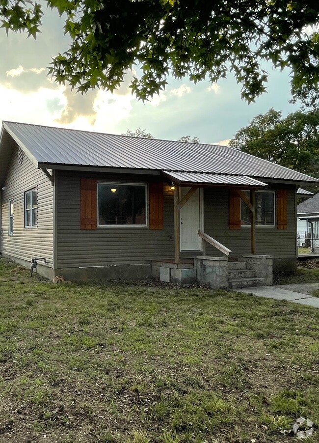 Building Photo - 122 S Webb St Rental