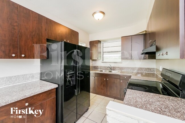 Photo - 2830 Johnson St