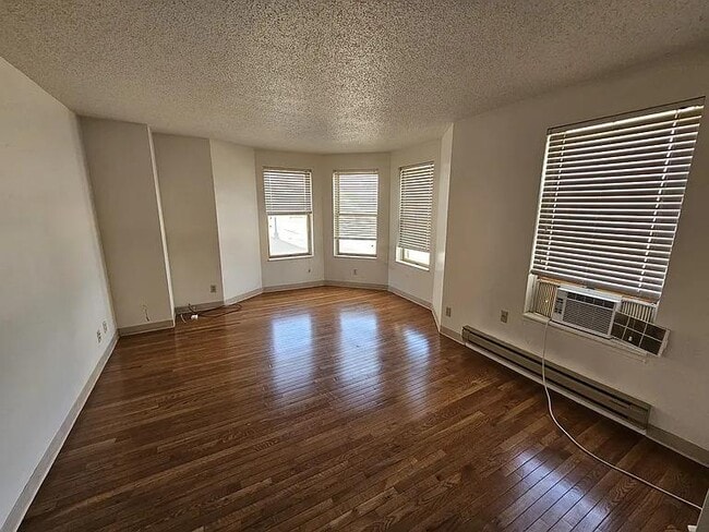 Building Photo - 608 King St