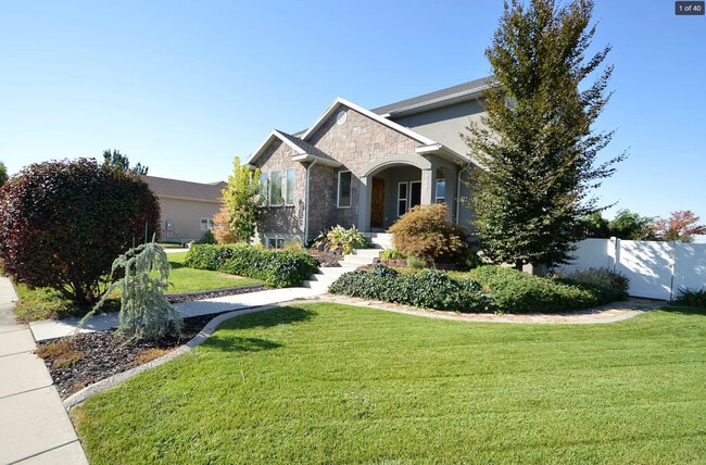 Front yard - 706 S 600 E Unidad B