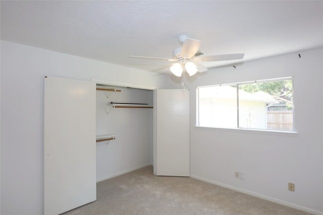 Building Photo - 2210 Shadowbriar Dr