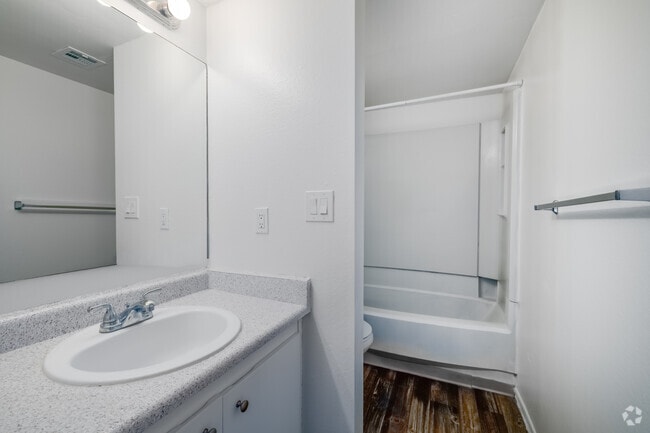 2BR, 2BA - 943SF - Bathroom
