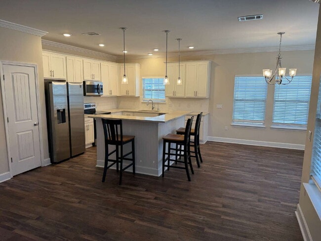 "Charming 4-Bedroom Gem in Niceville with Granite Elegance – 2046 Sq Ft of Comfort!"