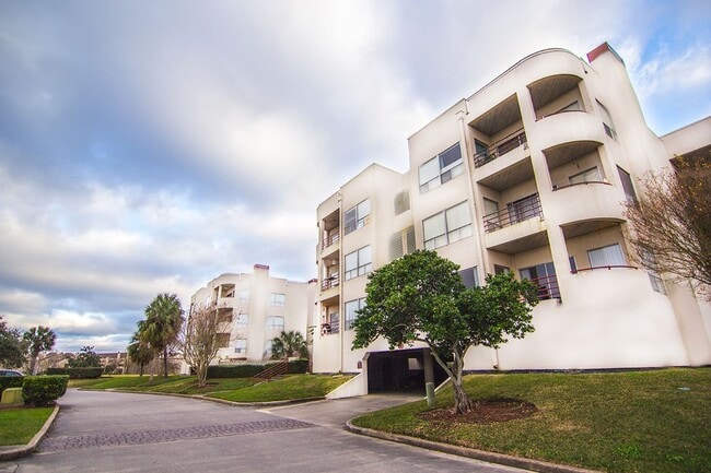 Building Photo - 1306 Marina Bay Dr Unit 211C