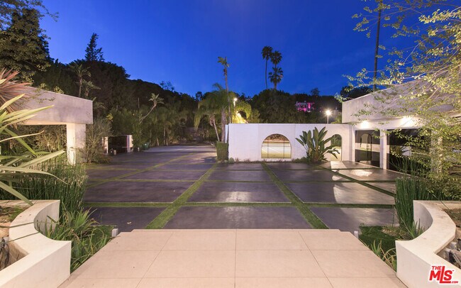 Photo - 900 N Hillcrest Rd