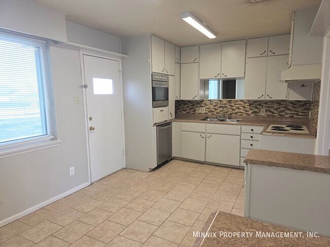 Photo - 4610 Storey Ave