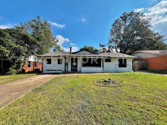 Building Photo - Delightful 3/2/2 in Established Grand Prai...