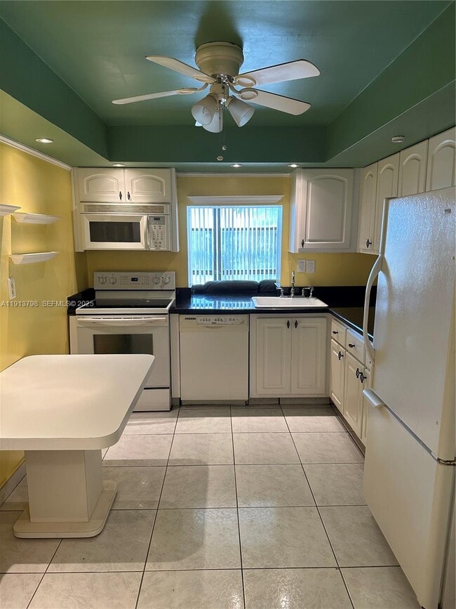 Photo - 1000 Parkview Dr Unit 325