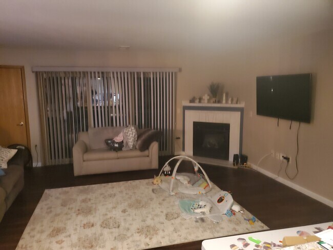 Living Room - 956 Roseland Dr Unit 2