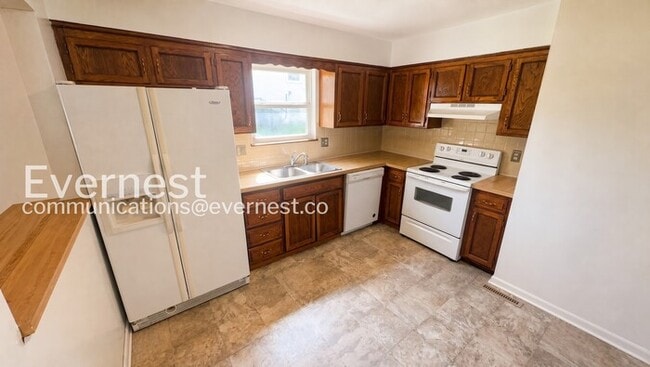 Photo - 3 Bed/2.5 Bath Townhome with Fenced Yard / Pets Not Accepted / Vouchers Accepted / Coming Soon!